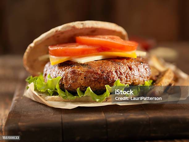 Barbacoa Hamburguesa Con Queso Con Lechuga Y Tomate Foto de stock y más banco de imágenes de Aderezo