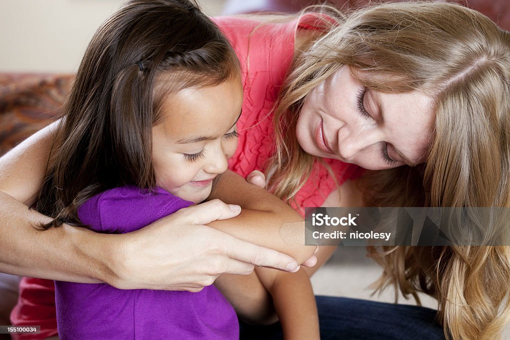 Mère aider sa fille - Photo de Pansement adhésif libre de droits