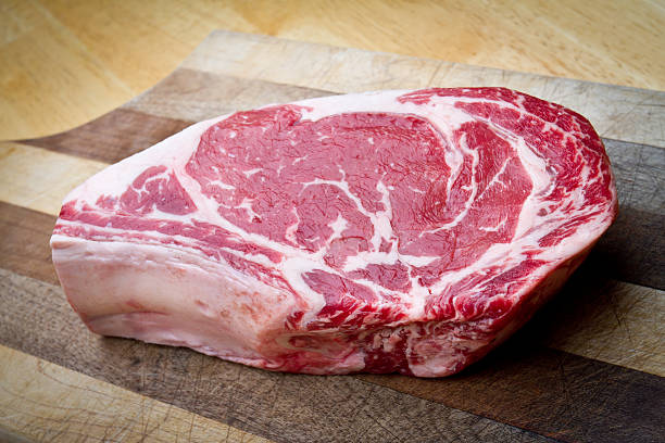 espessura com osso rib eye steak - rib eye steak beef cutting board meat - fotografias e filmes do acervo