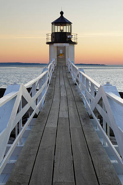 마쉘 포인트 등대 - lighthouse maine waters edge marshall point lighthouse 뉴스 사진 이미지