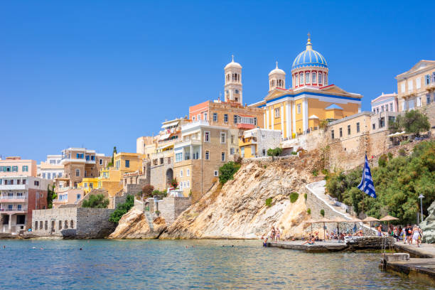 panoramablick auf die städte ermoupoli und ano syra auf der insel syros, kykladen, griechenland, europa. - agios nikolaos stock-fotos und bilder