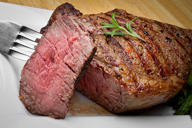 big costata di manzo bistecca di manzo, con intaglio - steak plate gourmet beef foto e immagini stock
