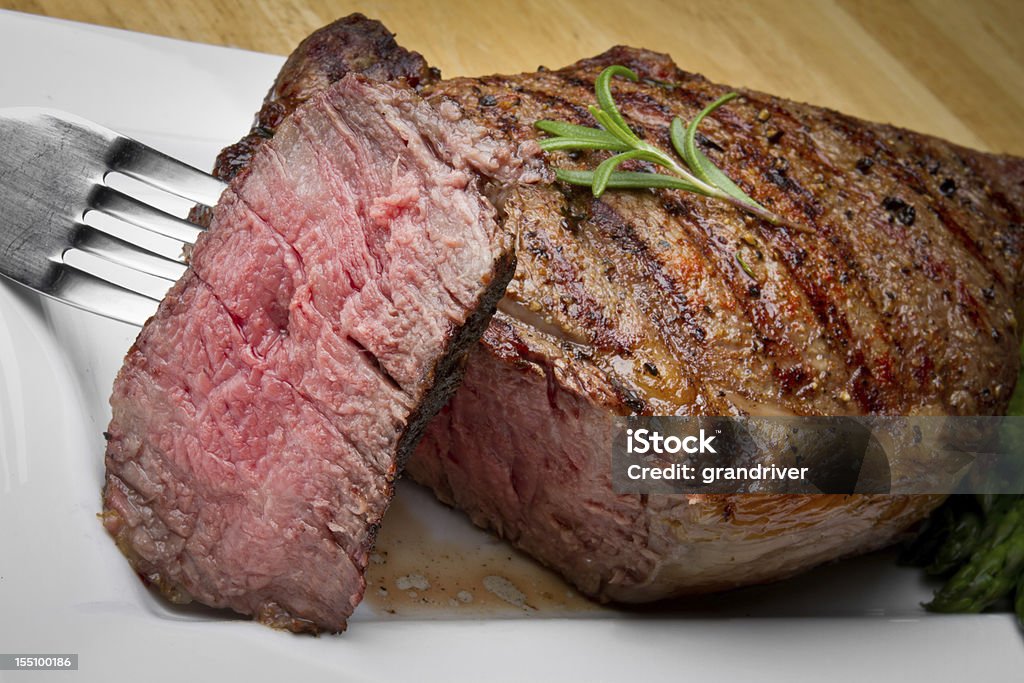 Big Rib Eye Steak de carne bovina com mordida cortar - Foto de stock de Bife royalty-free