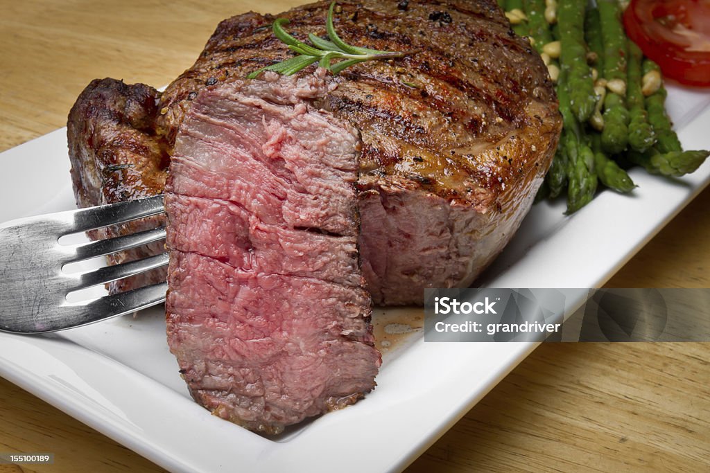 Big Rib Eye Steak de carne bovina com mordida cortar - Foto de stock de Alecrim royalty-free