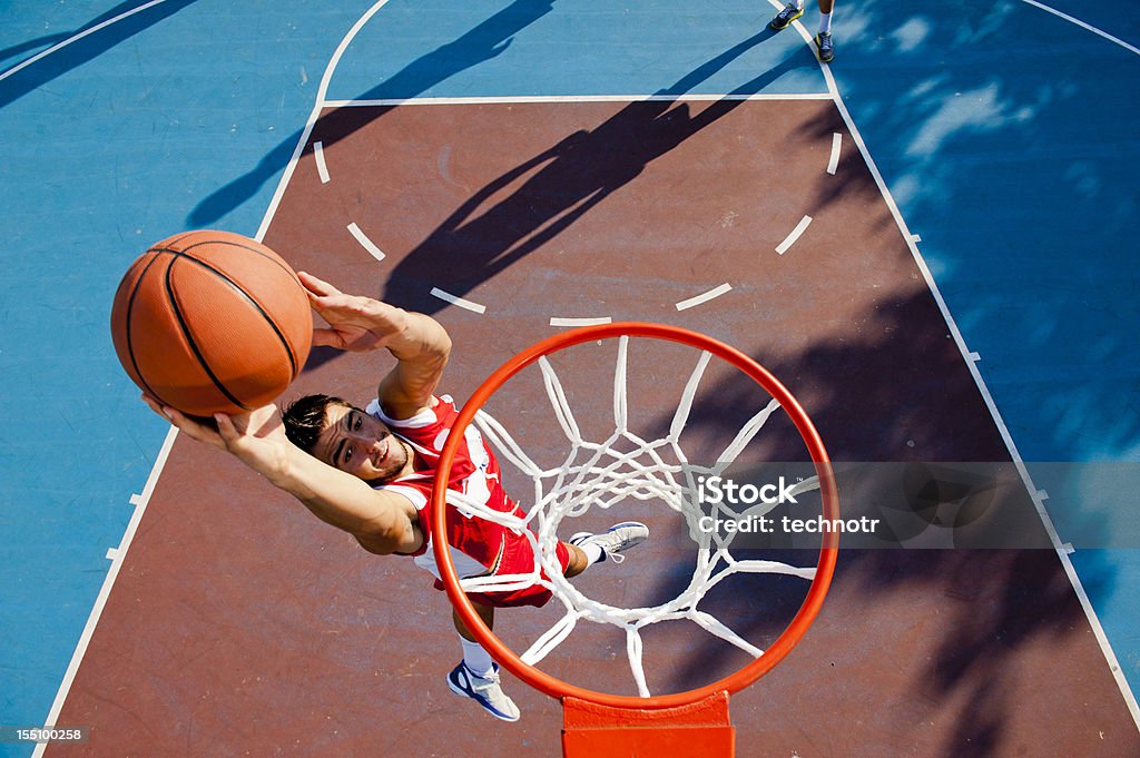 Młody mężczyzna zawodnik prowadzenia koszyka - Zbiór zdjęć royalty-free (Koszykówka)