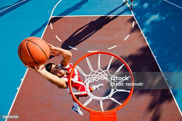 Foto de Jogador Jovem Macho Fazendo Cesta e mais fotos de stock de Basquete - Basquete, Enterrada, Vista de Cima para Baixo