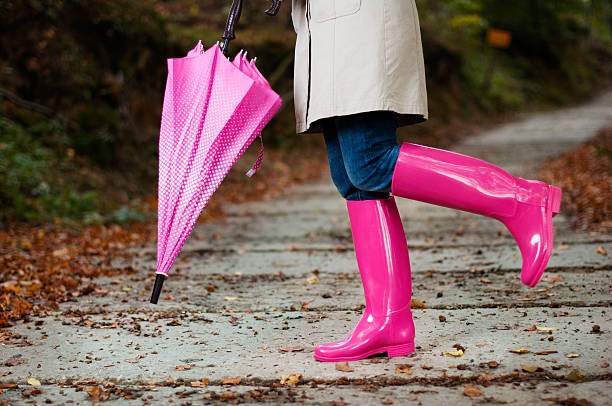 女性、傘ラバーブーツを合わせる - rain women umbrella parasol ストッ�クフォトと画像