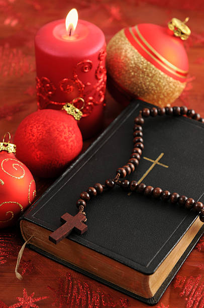christian libro de himnos con velas rosary rojo encapsulado de bolas de navidad - weihnachtskugel fotografías e imágenes de stock