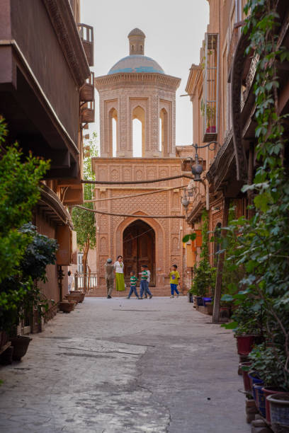 bambini che giocano nel centro storico di kashgar - uighur foto e immagini stock