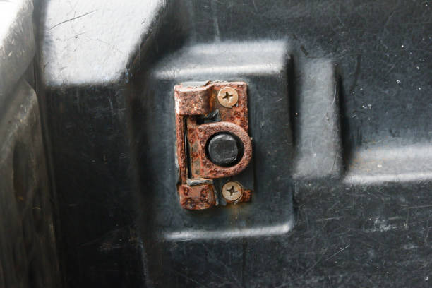 istock Iron rust on the tie point on the car 1551055561