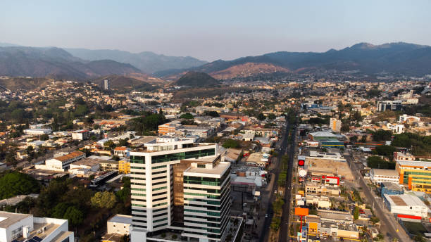 vista aérea del paisaje urbano en el boulevard morazán, tegucigalpa, honduras - tegucigalpa fotografías e imágenes de stock