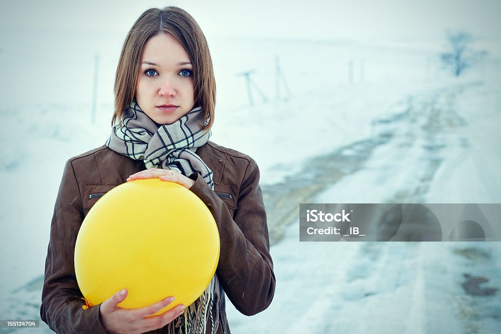 Porträt traurig Mädchen mit einem fröhlichen balloon - Lizenzfrei Ernst Stock-Foto