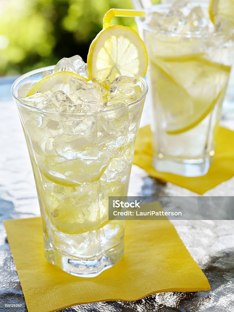 레모네이드 있는 야외 테라스 - 로열티 프리 레몬 스톡 사진