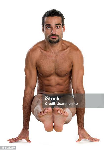 Young Man Practicar Yoga Avanzado Con Opciones Frías Y Calientes Foto de stock y más banco de imágenes de Yoga