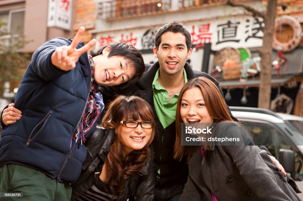 Junge Freunde in Japan - Lizenzfrei Friedenszeichen - Handzeichen Stock-Foto