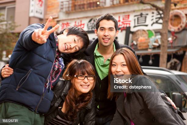 Junge Freunde In Japan Stockfoto und mehr Bilder von Friedenszeichen - Handzeichen - Friedenszeichen - Handzeichen, Stadt, Freundschaft