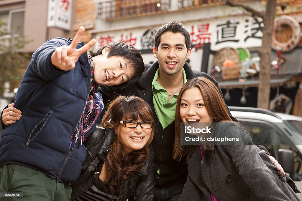 Jóvenes amigos en Japón - Foto de stock de Ciudad libre de derechos