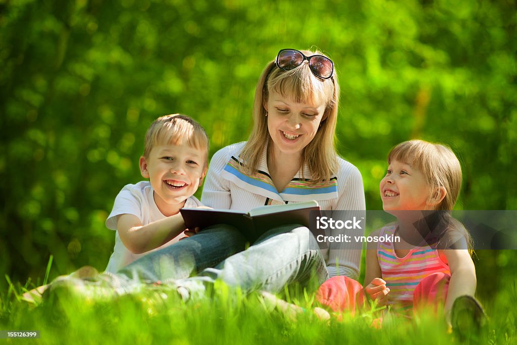 Mãe Livro de leitura para crianças - Foto de stock de Adulto royalty-free