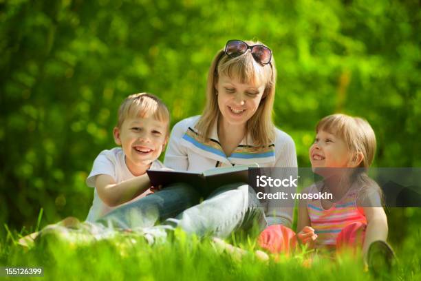 Foto de Mãe Livro De Leitura Para Crianças e mais fotos de stock de Adulto - Adulto, Amor, Aprender