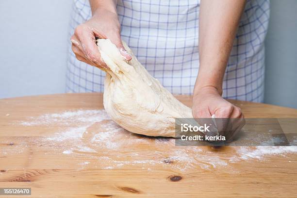 Foto de Baker Pressão Massa De Pão e mais fotos de stock de Massa - Massa, Pãozinho - Pão, Assar