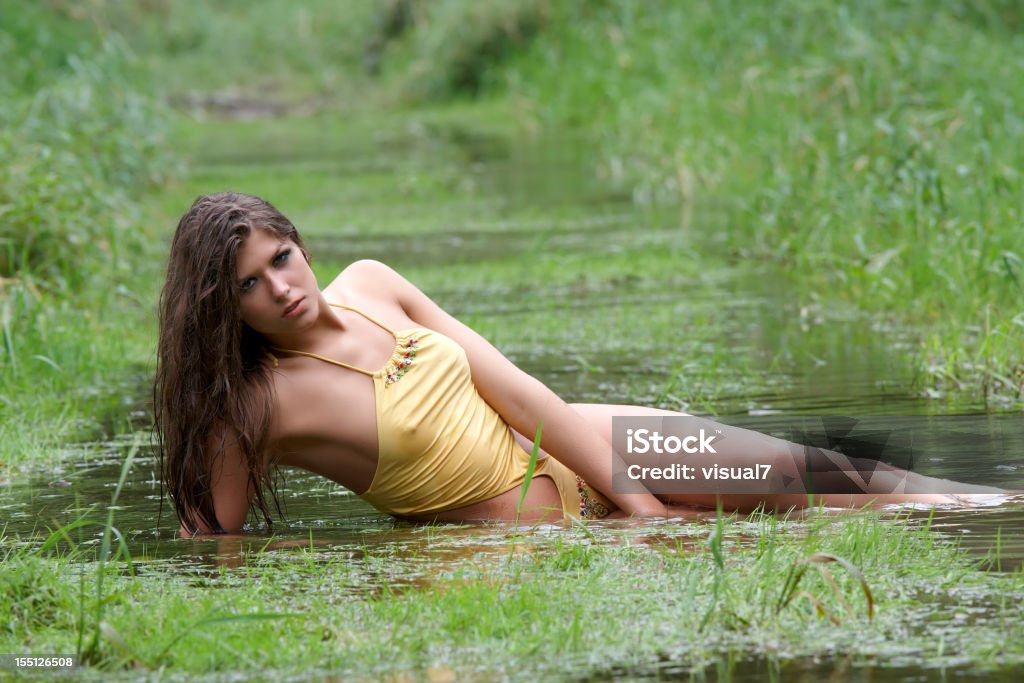 Femme en bikini au bord de l'eau - Photo de 20-24 ans libre de droits