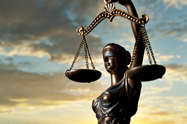 themis at 해질녘까지 - weight scale justice balance scales of justice 뉴스 사진 이미지