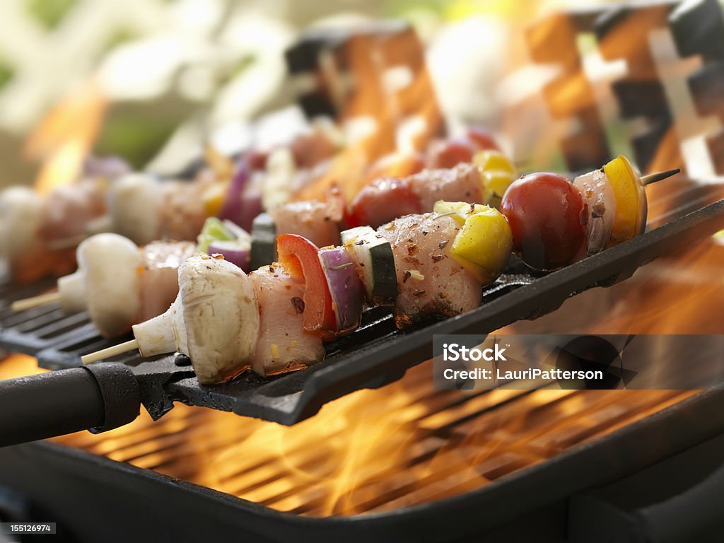 Pollo, vegetales Kabobs en una barbacoa al aire libre - Foto de stock de Brocheta - Utensilio de cocina libre de derechos