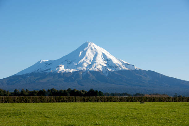 istock Mount Taranaki in late afternoon Sun 155127113