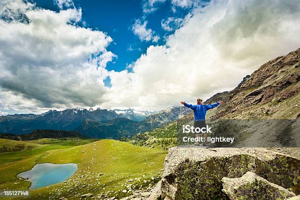 Hombre En La Cima De La Colina Mientras Disfruta De La Libertad Foto de stock y más banco de imágenes de Acantilado