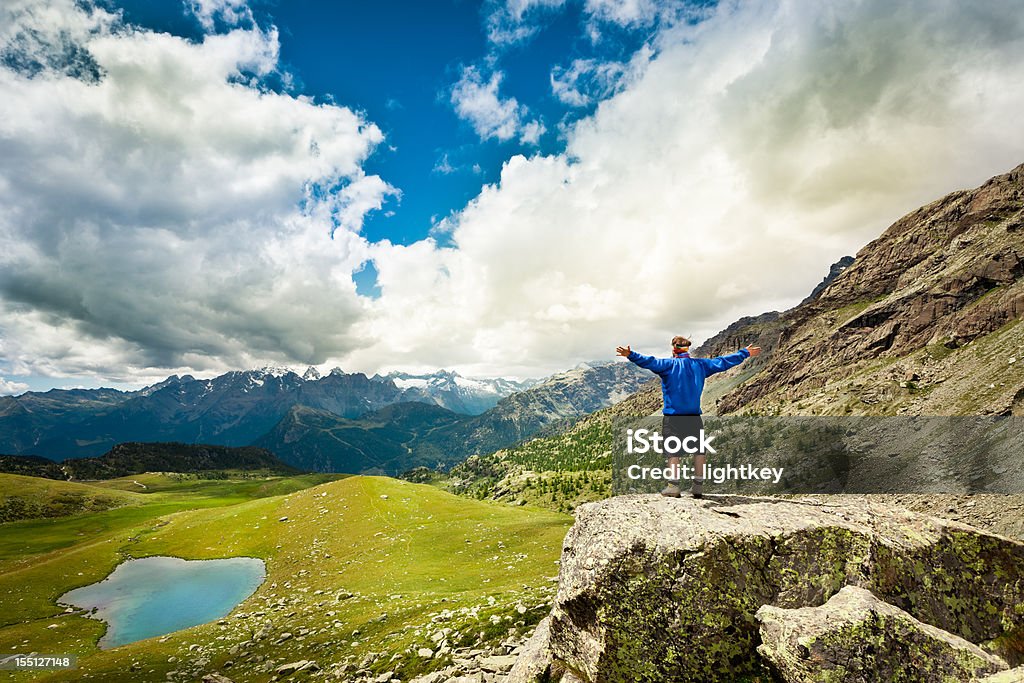 Homme sur une falaise profitant de la Liberté - Photo de Activité de loisirs libre de droits