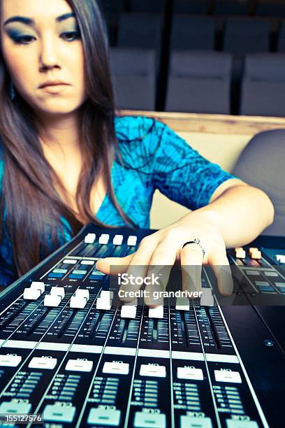 아름다운 아시아판 소녀 20s 시 녹음중조절음 콘솔 음악에 대한 스톡 사진 및 기타 이미지 - 음악, 컴퓨터 사용, 20-29세