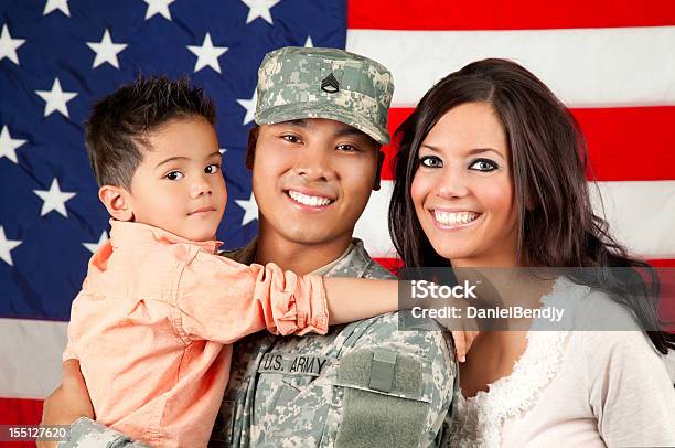 Photo libre de droit de Army Famille Series Jeune Soldat Américain Son banque d'images et plus d'images libres de droit de Adulte - Adulte, Armée, Armée américaine