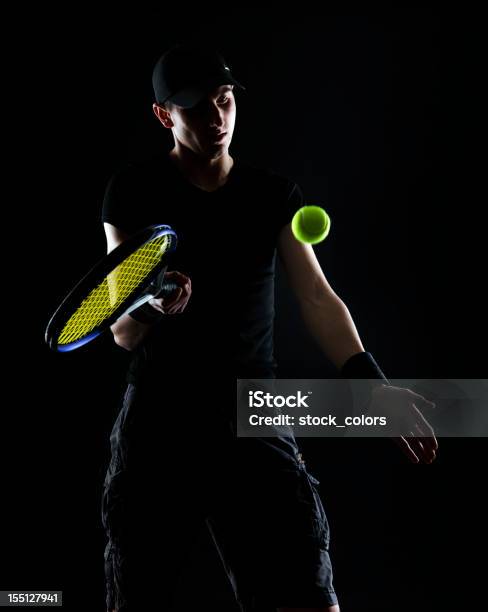 Uomo Giocare A Tennis - Fotografie stock e altre immagini di Tennis - Tennis, Sfondo nero, Fotografia da studio