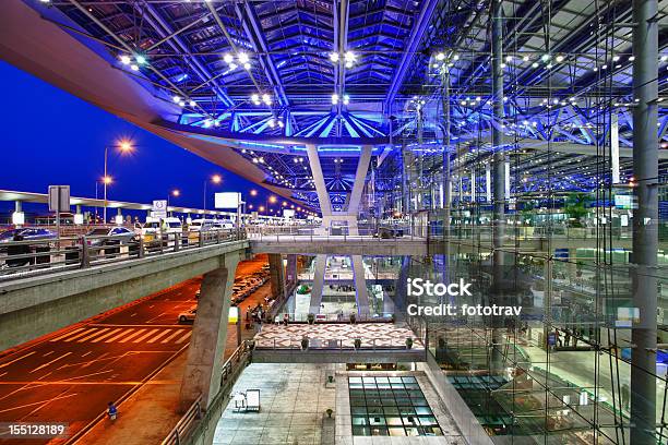 Photo libre de droit de Aéroport Moderne De Nuit Bangkok Thaïlande banque d'images et plus d'images libres de droit de Aéroport Suvarnabhumi - Aéroport Suvarnabhumi, Nuit, Aéroport