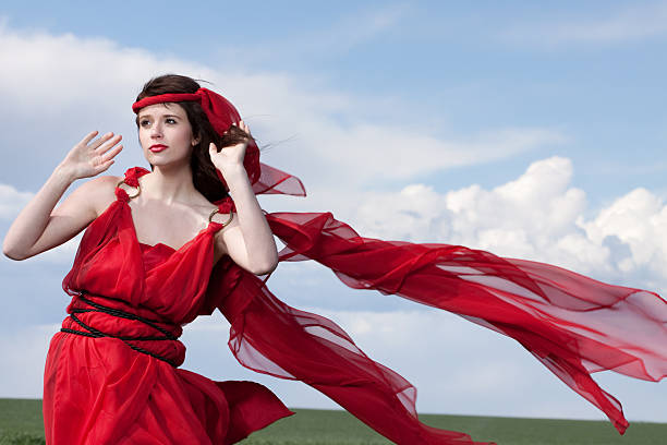 Người phụ nữ mặc màu đỏ ngoài trời trong gió