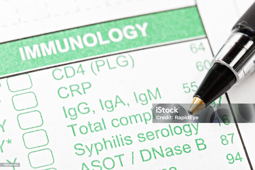 Stylo sur Immunologie formulaire pour les tests sanguins - Photo de Tréponème pâle libre de droits
