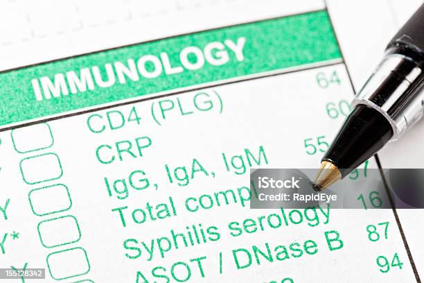 Photo libre de droit de Stylo Sur Immunologie Formulaire Pour Les Tests Sanguins banque d'images et plus d'images libres de droit de Tréponème pâle