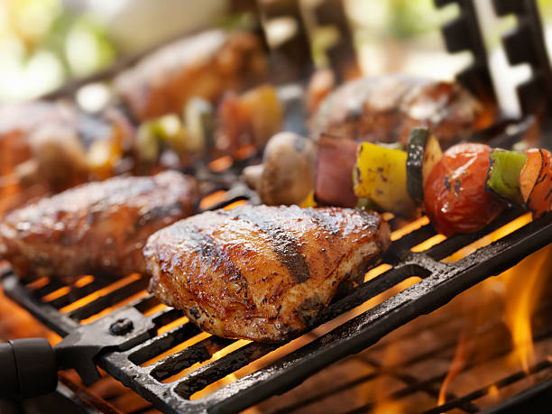 frango bbq - chicken barbecue chicken barbecue grilled chicken imagens e fotografias de stock