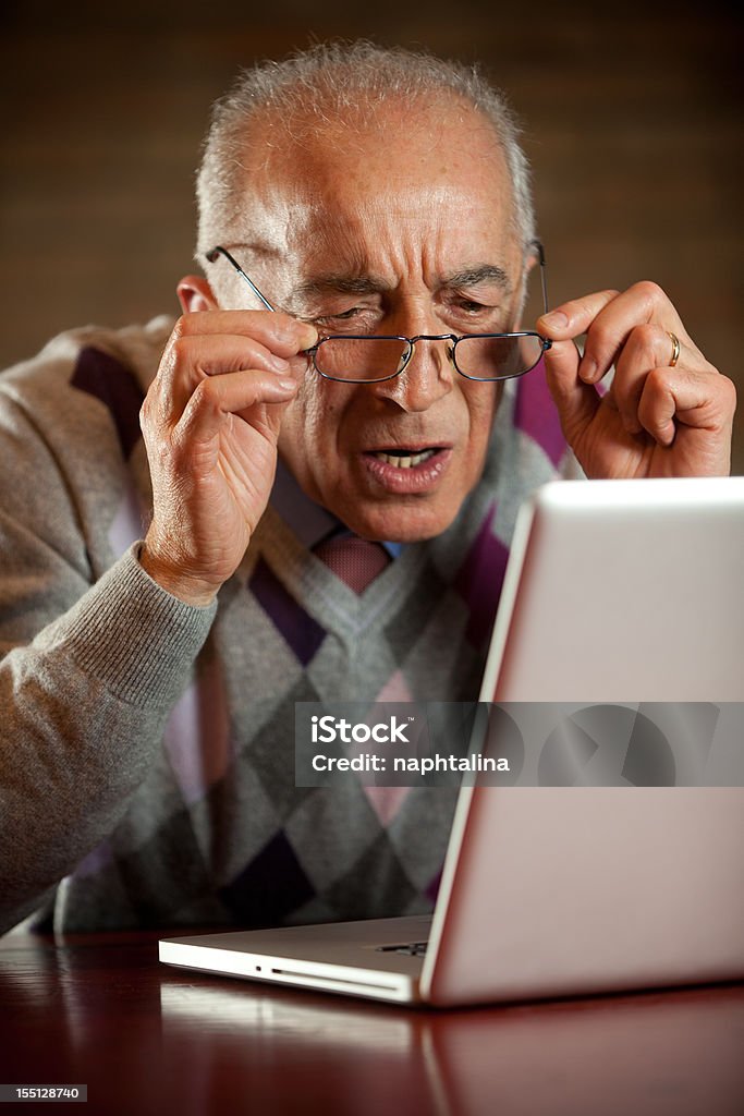 Non Senior guardando un computer - Foto stock royalty-free di Guardare in una direzione