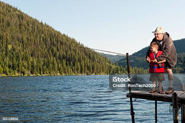 Дед И Внук Рыбалка Вместе — стоковые фотографии и другие картинки Ловить рыбу - Ловить рыбу, Озеро, Ребёнок