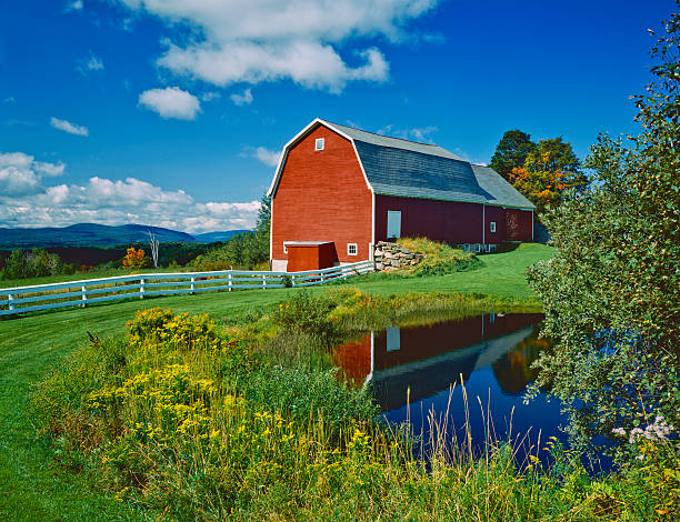 vermont campagna - fence hill mountain range mountain foto e immagini stock