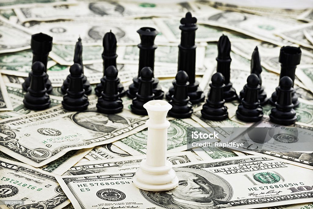 ホワイトのチェスクイーン confronts ブラックのアイテムを自動ドル - 100ドル紙幣のロイヤリティフリーストックフォト