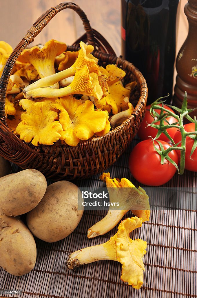 Cogumelos chanterelle dourados (Cantharellus cibarius) com tomates e batatas - Foto de stock de Alimentação Saudável royalty-free