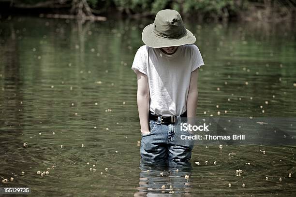 남자아이 있는 크릭 T 셔츠에 대한 스톡 사진 및 기타 이미지 - T 셔츠, 개념과 주제, 고독-개념