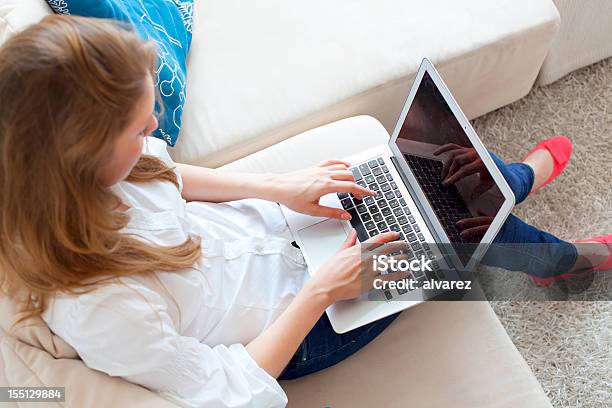 Vista Dallalto Di Ragazza Lavorando A Casa - Fotografie stock e altre immagini di Abbigliamento casual - Abbigliamento casual, Adolescente, Adolescenza