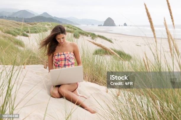 Habitación Moderna De Comunicación Online De Todo El Mundo Foto de stock y más banco de imágenes de Mujeres