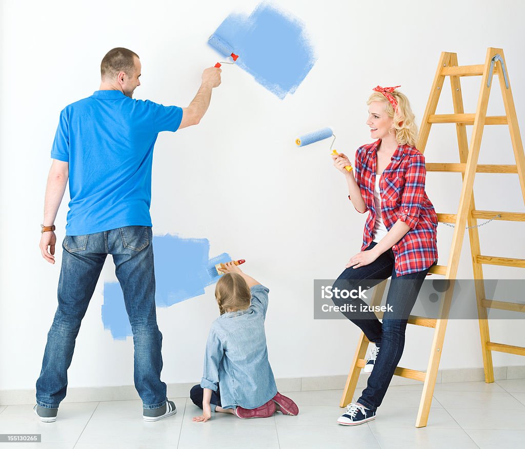 Família feliz Pintando uma parede - Foto de stock de 25-30 Anos royalty-free