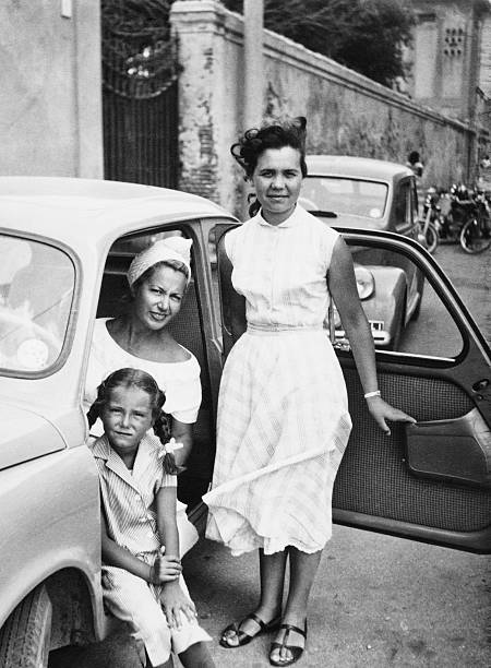 weibliches kind mit familie im auto, 1951.black und weiß - italien fotos stock-fotos und bilder