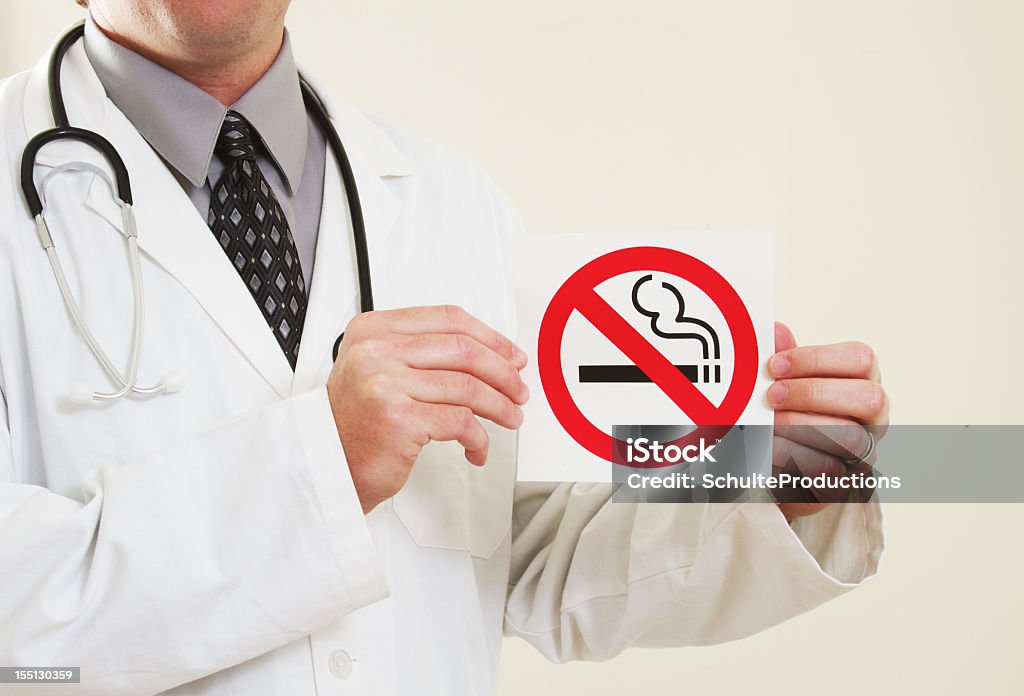 Médico segurando Placa de Proibido Fumar - Royalty-free Placa de Proibido Fumar Foto de stock