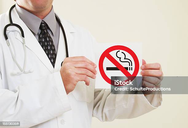 Médico Segurando Placa De Proibido Fumar - Fotografias de stock e mais imagens de Placa de Proibido Fumar - Placa de Proibido Fumar, Adulto, Comunicação